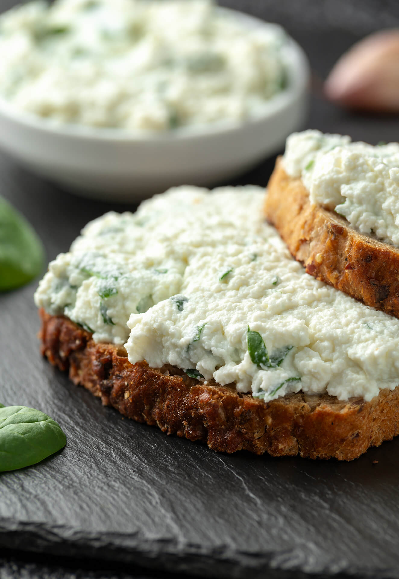 Basil-flavoured cow's milk caprino cheese