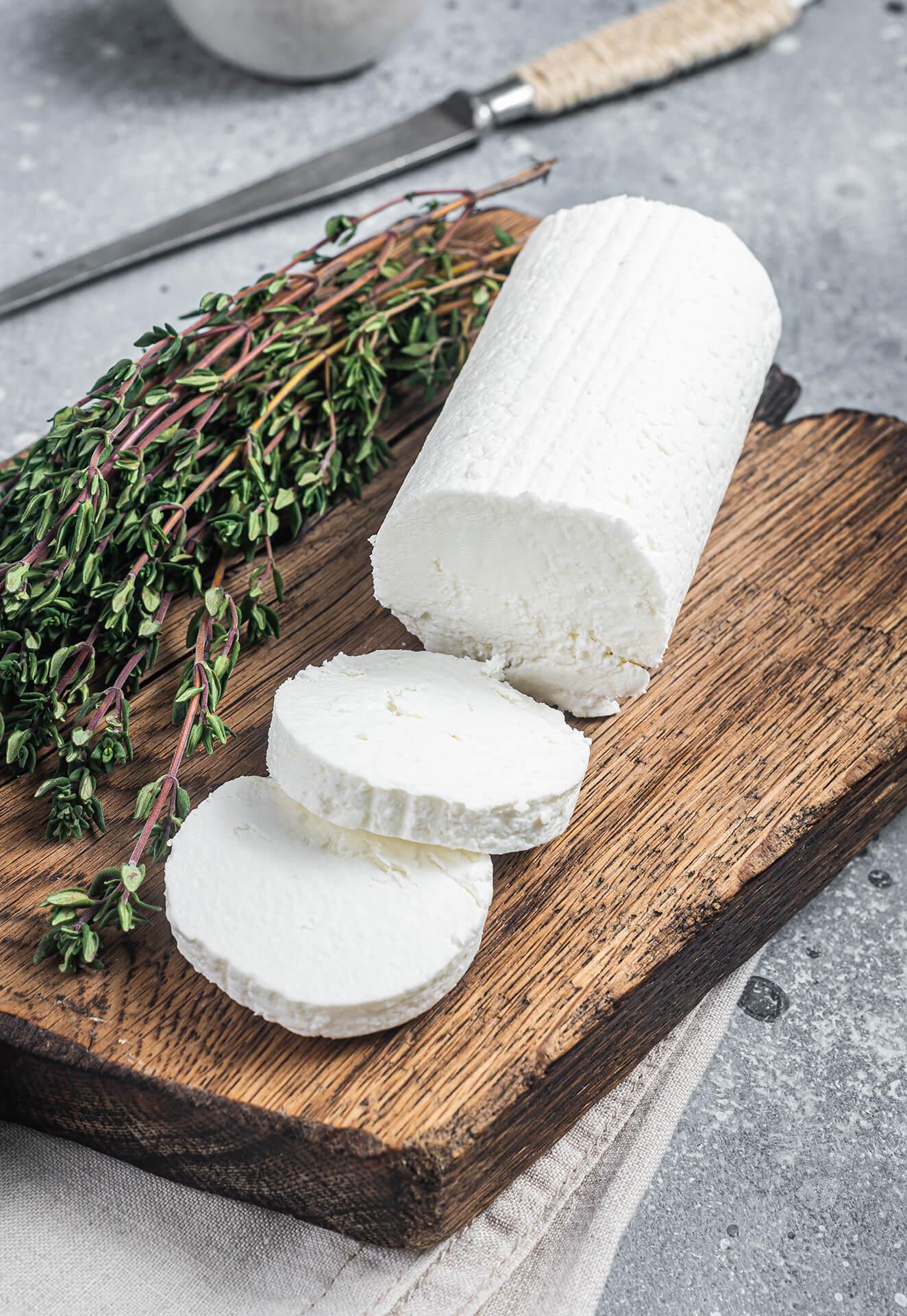 White wine-flavoured cow's milk caprino cheese